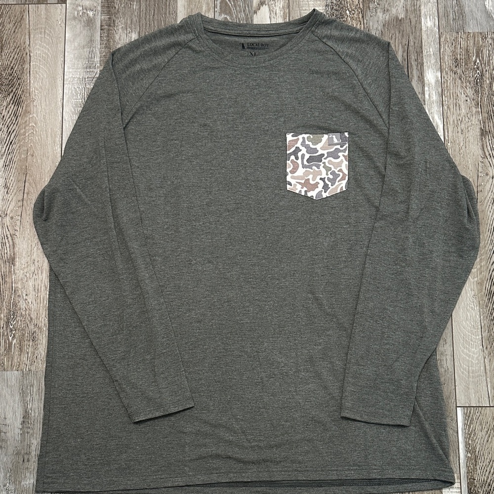 Men’s Long Sleeve Heather Gray Tee with Camo Pocket. NWT!